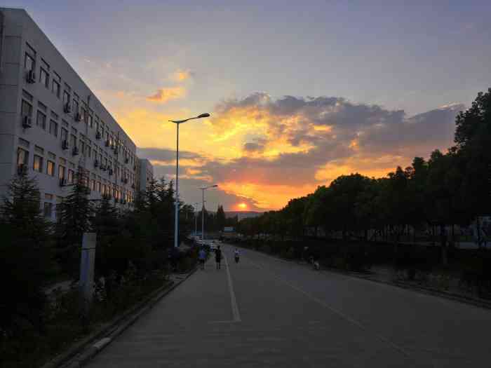 巢湖学院-"巢湖学院风景好,师资力量强,设备全面,应.