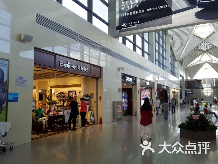 旅游来到西宁,来回程都是从曹家堡机场进出,飞进去的那一程,等托运行李等了很长时间,尽管托运带不多,但是乘客们一直等待了很长时间,才等到行李。等候接机人们站的那个地方直接可以看到里面托运带的情况,因为只有一片的玻璃遮挡。从机场室内一出大门口,就是停车场,这里停车是需要交费的。发现机场位于一个新区的地方,周围的建筑很崭新,很干净,也没有什么人,大路空旷,见到的都是政府行政部门,但是好像都没有人上班的,奇怪。 离开西宁的时候,我也是从曹家堡机场离开的,从正门进入,右手边的一排柜台是办理登机手续的地方,没有分哪一