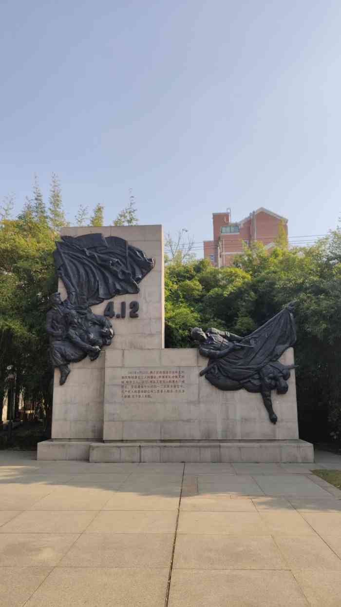 龙华烈士陵园-"清明节扫墓来到龙华烈士陵园;盛开了鲜