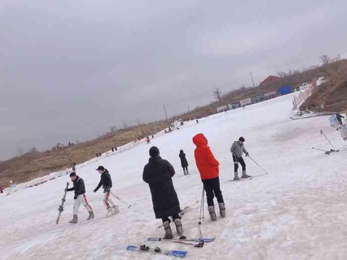 齐乐梦华梓橦山滑雪场-"[交通]开车来的话,按指示牌第一个是收费.