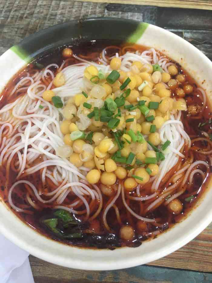 特色豌杂面-"香菇鸡罐罐米线:汤汁留有鸡肉的鲜香味,.