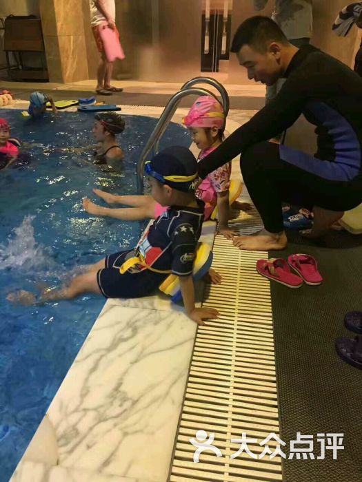 小孩子学游泳