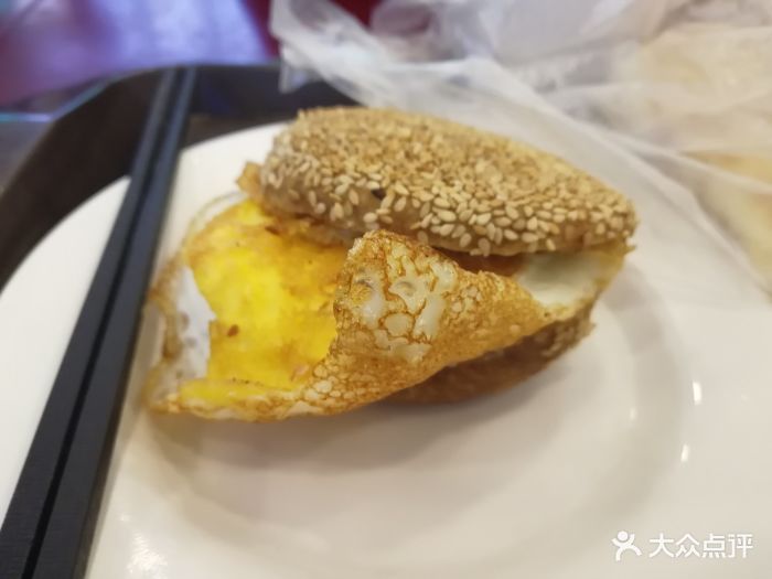 老回回小吃(亚运村店)烧饼夹鸡蛋图片 第1张