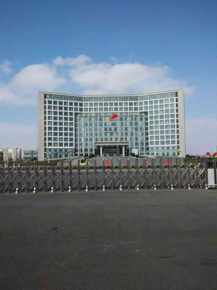 就是亭湖区新政府门口的广场啵