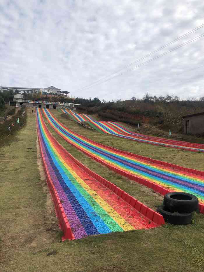 覆卮山度假村滑草场-"算个网红,体验了一把飞速下滑的