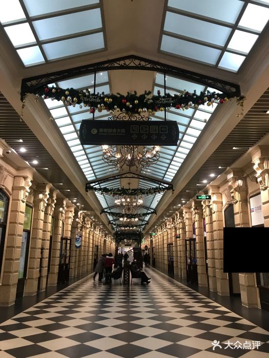 一家人到天津,媳妇说到欧贸中心看看有啥可.