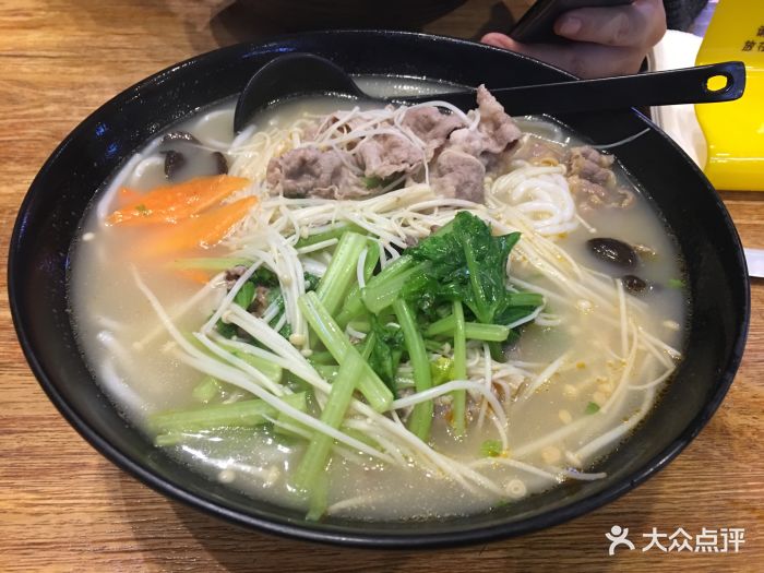 金针菇肥牛米线