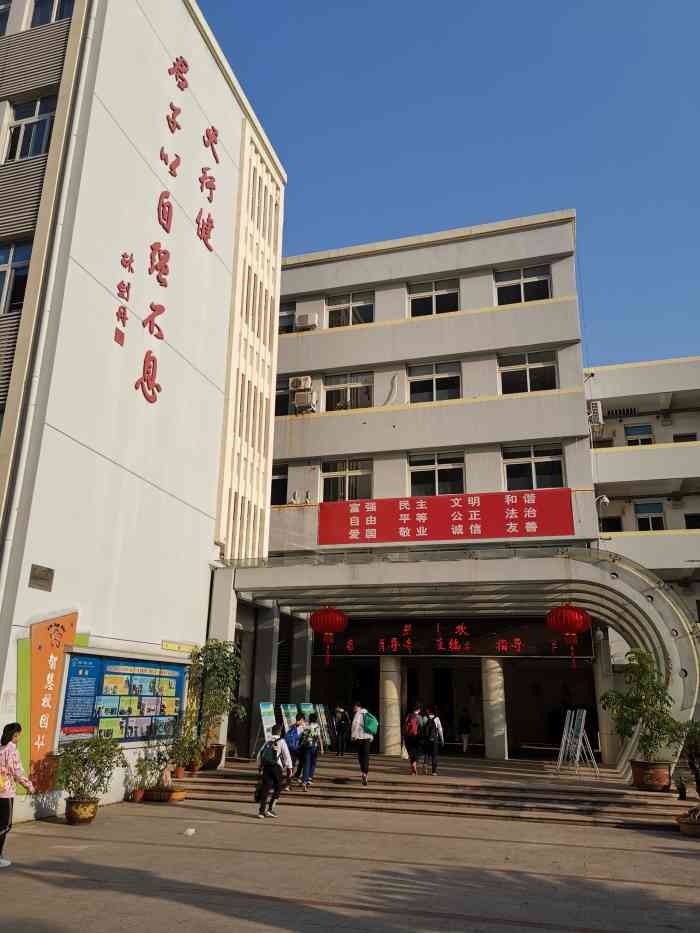 蒲鞋市小学-"温州市蒲鞋市小学位于龟湖路这边路上,就