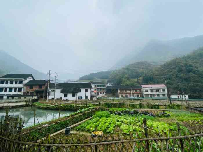 清水村-"这座位于湖南省新邵县坪上镇的小村,被深秋.