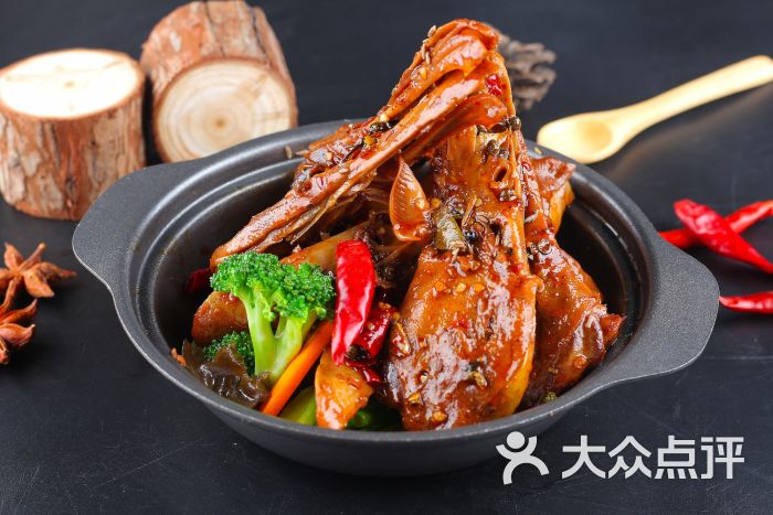 干锅鸭头 32元/例