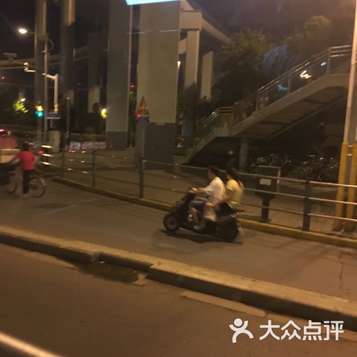 汶水路-地铁站