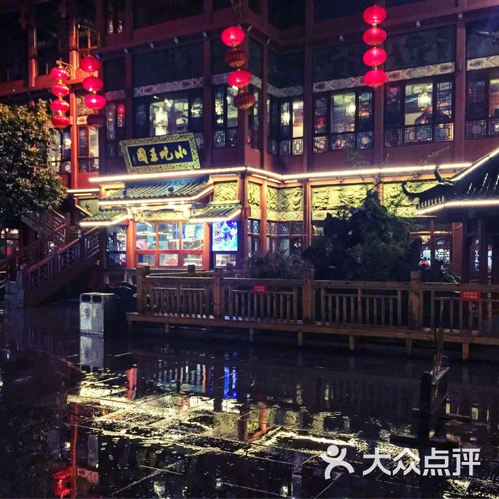 我想火锅店哪里没有~去了这家最有特色香火很旺的火宫殿,下雨天到