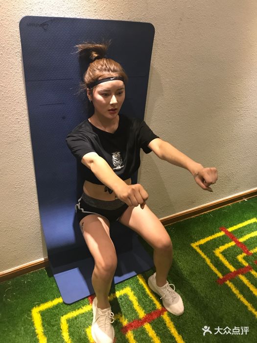 摩登工厂游泳馆健身房美女教练图片 - 第13张