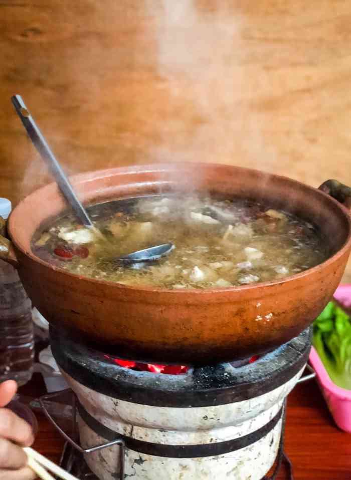 东川炭炉鸡煲(凉亭街店)-"新开的店,煲同炉都好新,都.