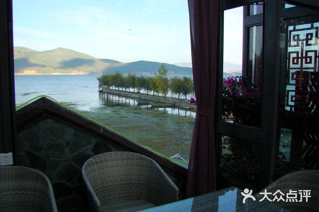 二楼餐厅窗外海景