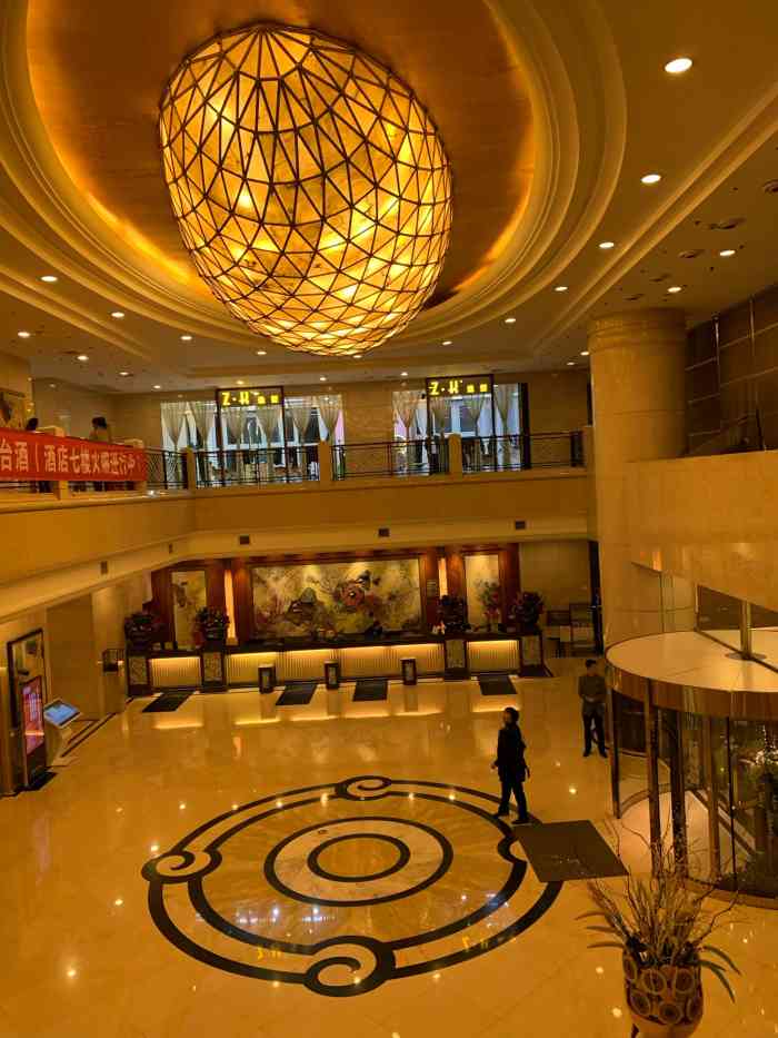贵州天怡豪生大酒店位置在贵阳枣山路上,位于有天然氧吧的黔灵公园