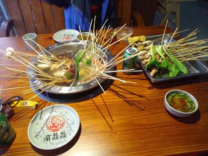 渝龘龘小郡肝串串香火锅"现在串串店开的不少,口味各有各的特色.