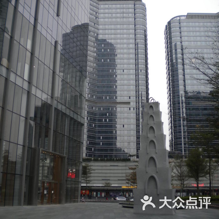 太古汇入口大门处 lv品牌雕塑图片-北京综合商场-大众