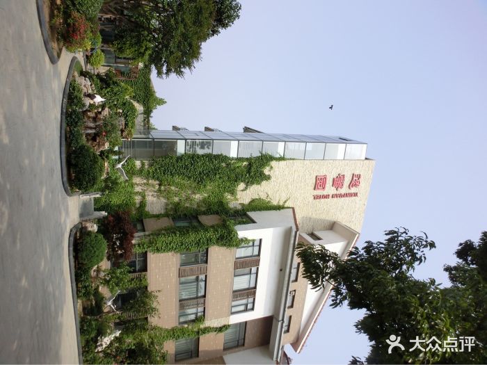 在北戴河离海边近的酒店里算很不错的了。安