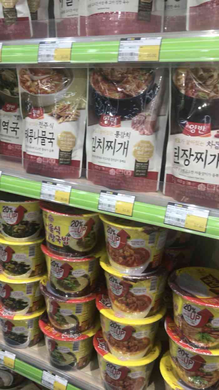 超市真的都是卖韩国的用品和食品而且货品齐全我最爱的金枪鱼罐头里面