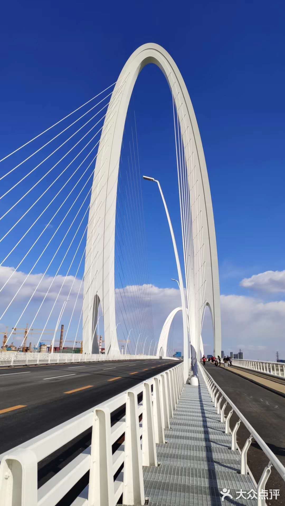 这座大桥链接了北京市的门头沟和石景山区横跨永定河