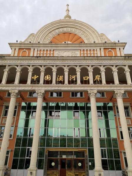 中国漠河口岸屹立于漠河县城主干道旁