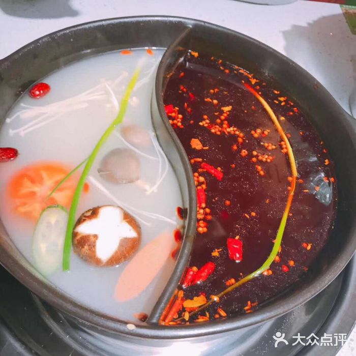 钢管厂五区小郡肝火锅串串香(南湖店)鸳鸯锅底图片