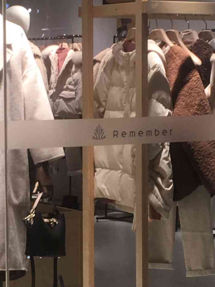 remember这家女装没怎么见过,他家店里环境不错,主要有羽绒服,毛衣