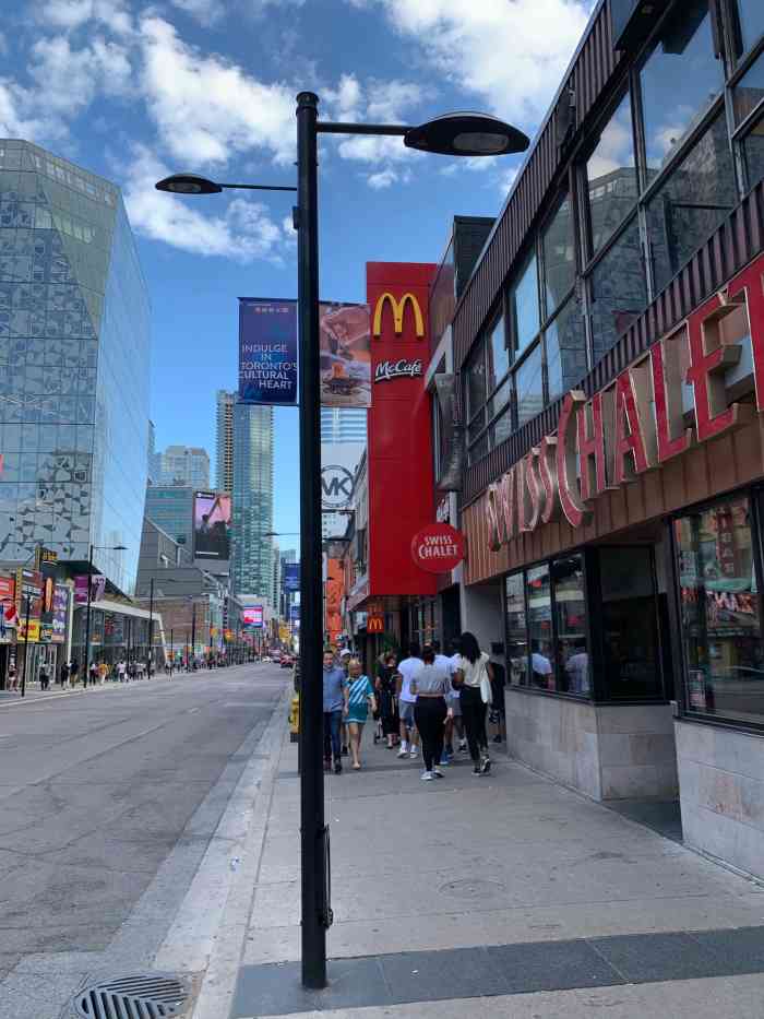 麦当劳(yonge street)-"在yonge st靠近ru的对面.外表