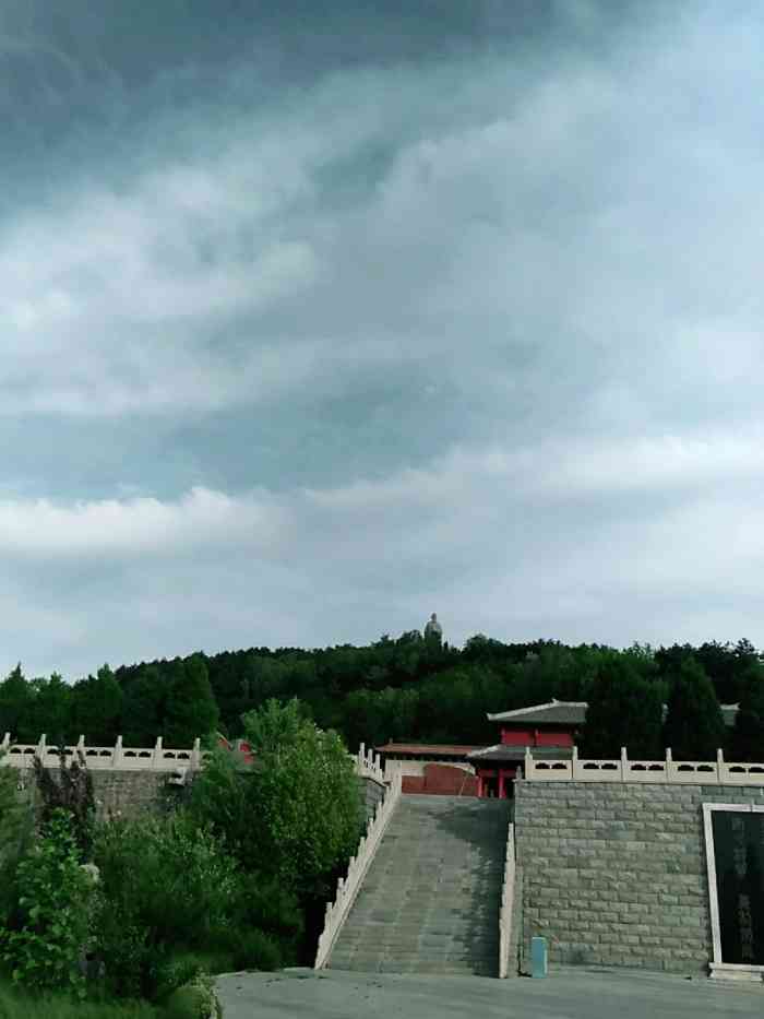 荀子文化园-"荀子文化园位于安泽县城内,在小半山腰,.