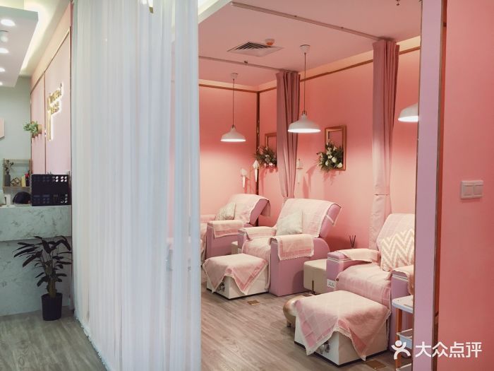 很荣幸中了霸王餐,选了美甲的项目。预约的.