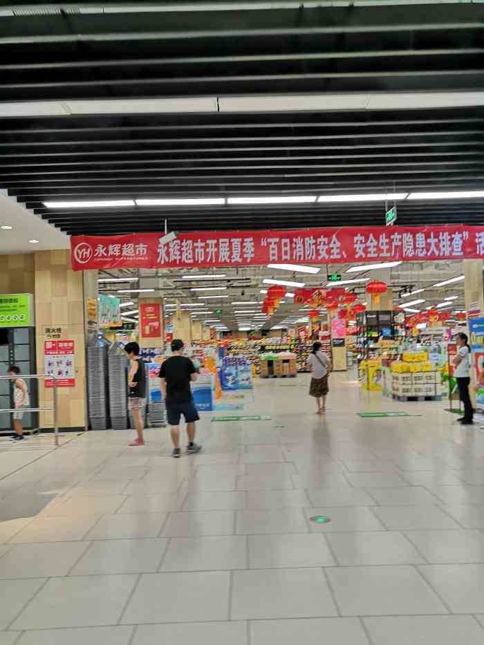 永辉超市-"在吾悦广场一楼只有一层 逛起来还比较舒.