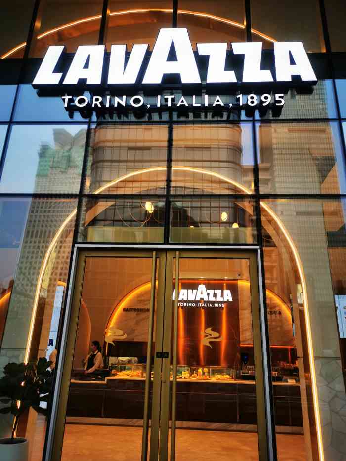 lavazza-"和朋友一起逛晶品商场,买了些东西,想休息.