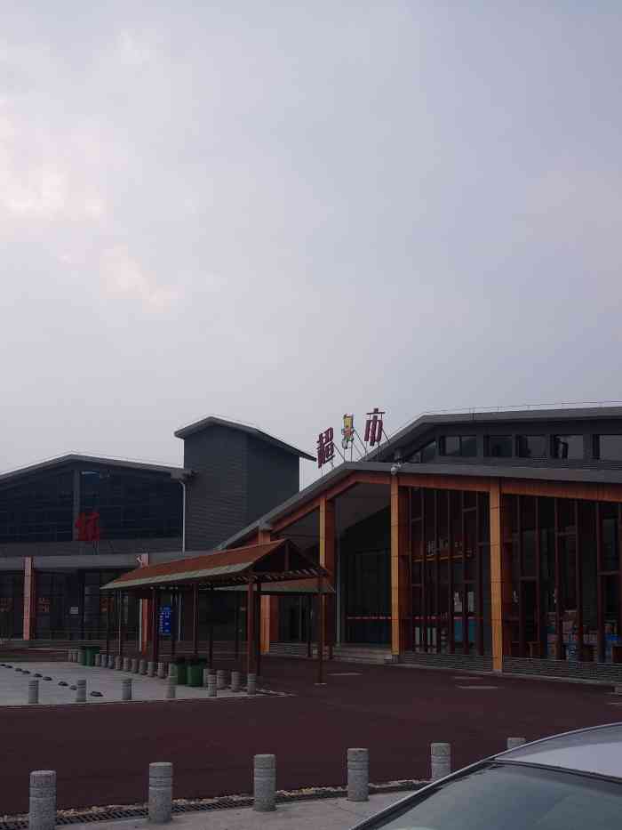 芙蓉镇服务区-停车场-"环境:在张花高速公路上,往凤凰