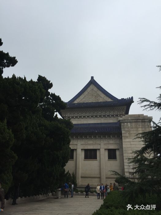 中山陵免费开放。春节时间去的就是人多的不