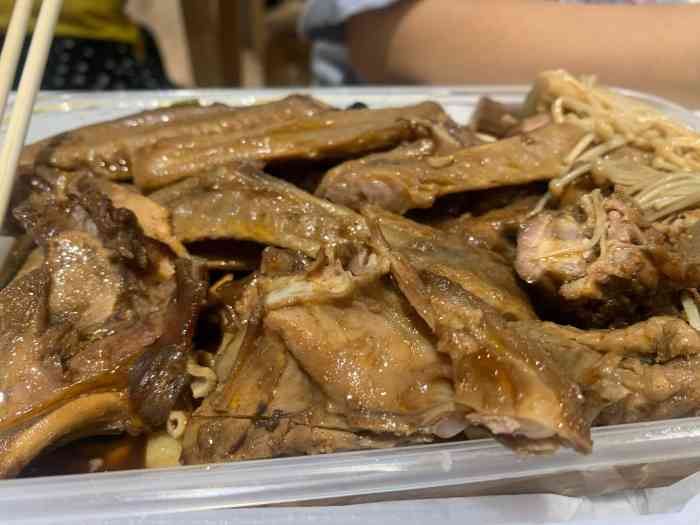 卤鲜笙现捞鸭脖"这家店不好找,绕着万象城b出口找了好几圈.