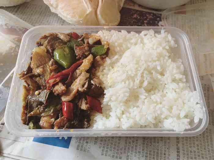 昨天要了2份快餐.一个人吃.哈哈.菜多 米饭少.肉也多.很划算