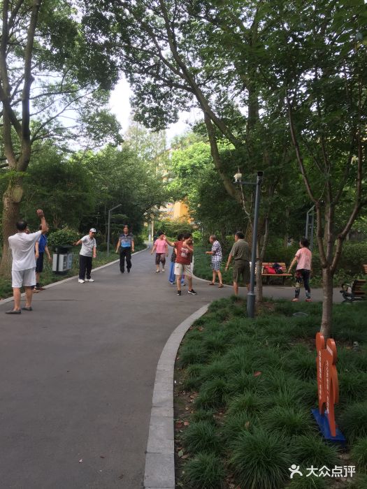 莘庄地铁站坐闵行12路过来就三站路,从梅园.