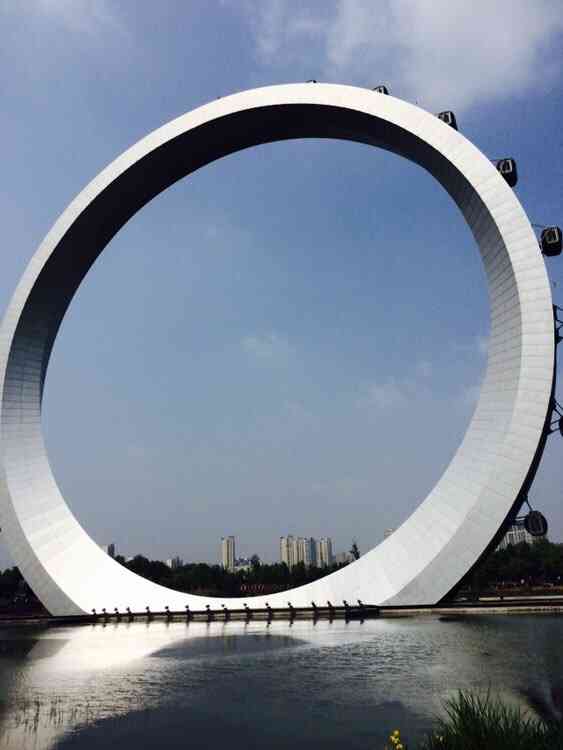 紫荆公园-"紫荆公园,无辐摩天轮是它的地标建筑,虽然.