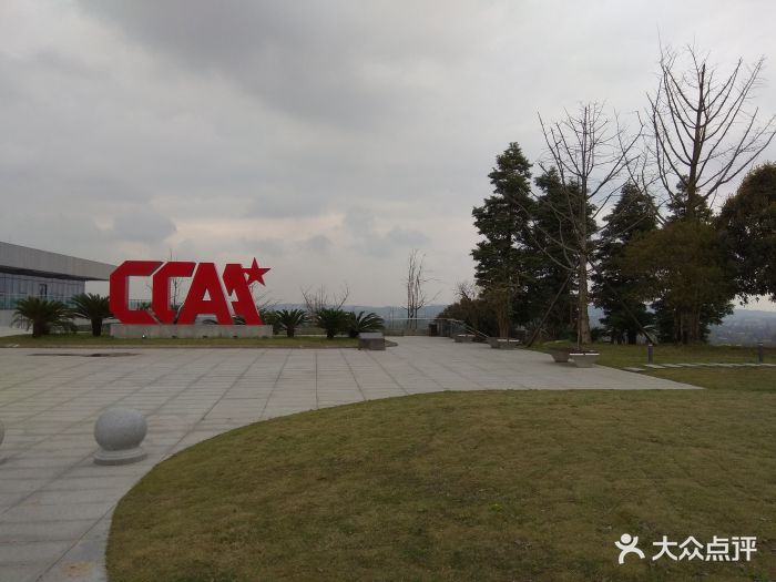 现在到凤凰山公园来耍的人多了很多,凤凰山.