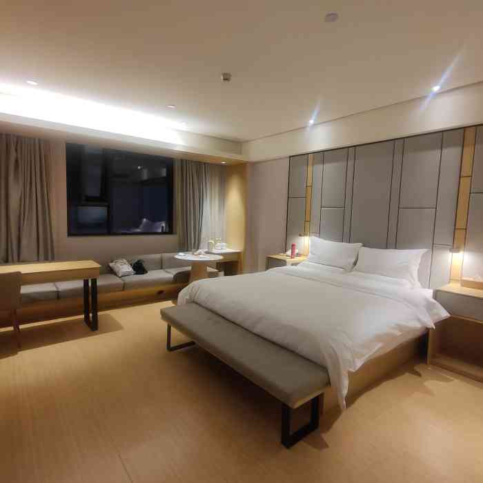 全季酒店(舟山东港店)-"定的大床房 前台小姐姐给升级的四楼海景房.