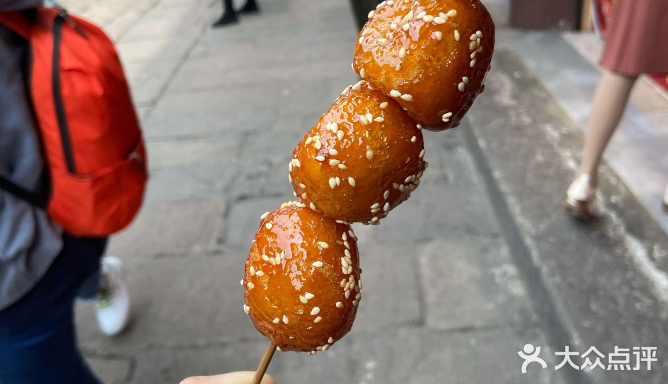 来重庆怎么能不吃一口糖三炮小吃城 的糖油果子,三大炮呢?