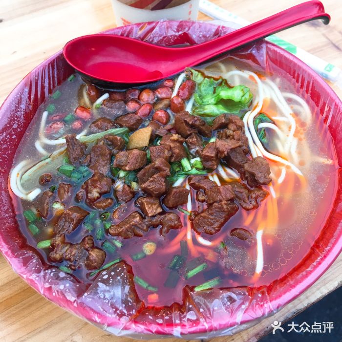 紫荆路步行街口小吃摊位湖南牛肉粉(牛骨粉,螺蛳粉,酸辣粉)图片 - 第