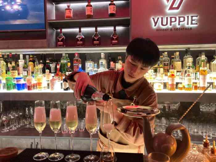 yuppie whisky&cocktails-"一把粮食要在木桶里,待好久才能走入你杯中