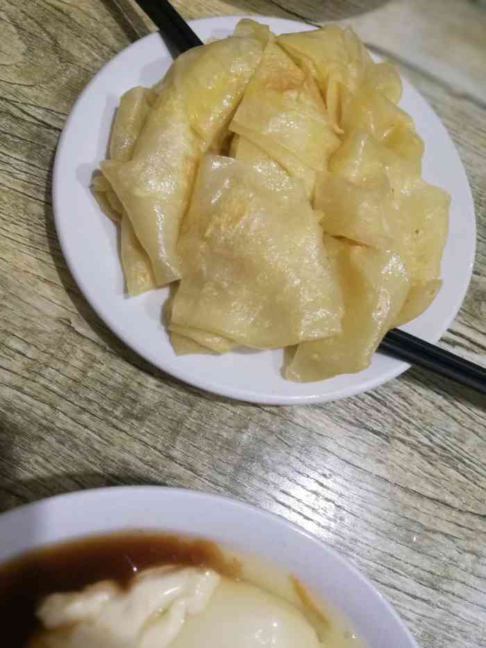 回来特意找筋饼吃,是晚上去的,总的来说还可以,豆腐脑挺好吃的,筋饼有