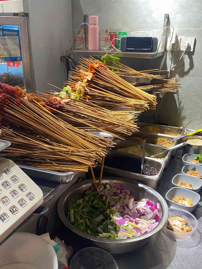 歆瑞源油卤串串"味道挺辣的,非常香,但是吃到最后有一点儿.