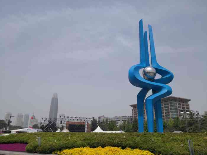 泉城广场-"泉城广场应该是济南的标志性建筑物了.它是