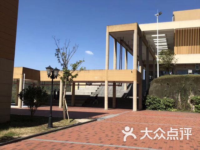 为明国际学校(贵阳·保利公园校区)