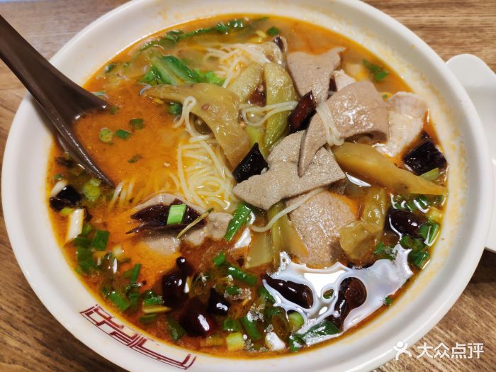 胡辣壳酸菜肉片猪肝米线