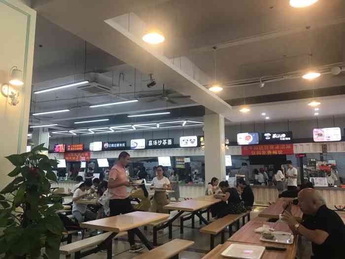 江夏学院第一餐厅-"这个是江夏学院的第一食堂.中午真